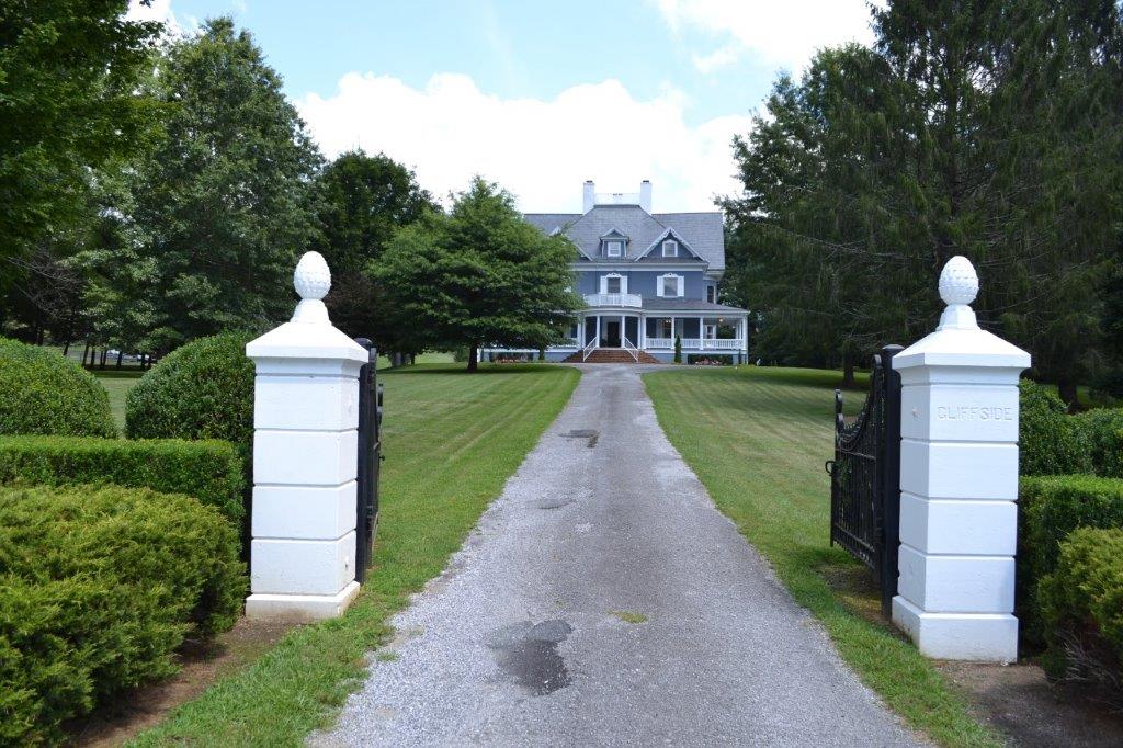 Single Family Home in Galax